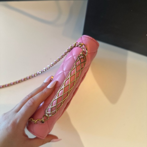 RARE* Barely worn Pink Chanel Bag with gold hardware and handle - Picture 7 of 10